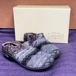 L'ATISTE Elegant Black and Gray Clogs